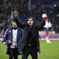 Paulo Fonseca a festejar com os adeptos do Lyon a 13.ª vitória consecutiva