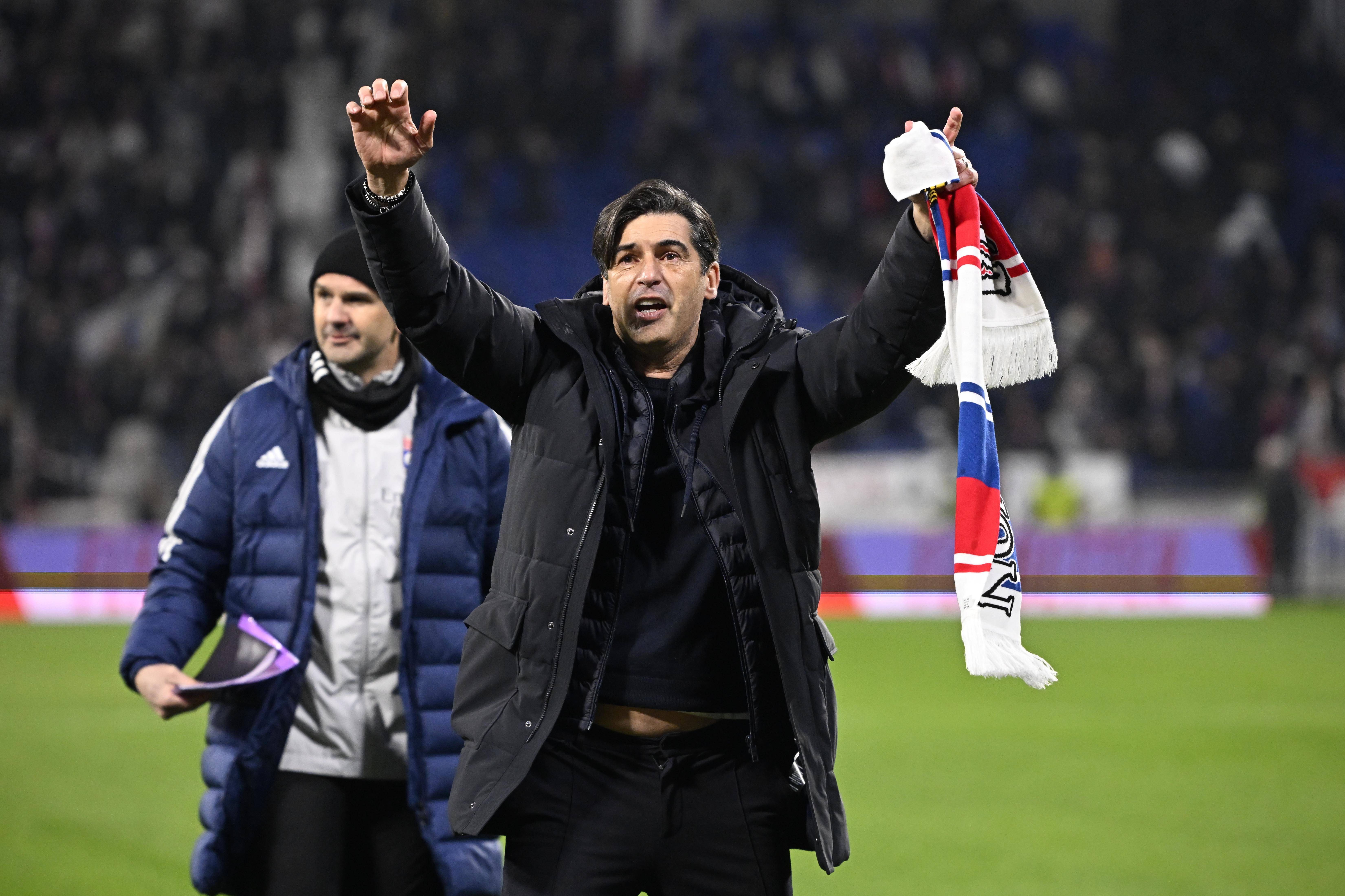 Paulo Fonseca a festejar com os adeptos do Lyon a 13.ª vitória consecutiva