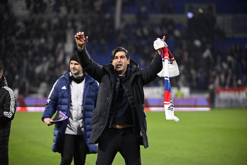 Paulo Fonseca a festejar com os adeptos do Lyon a 13.ª vitória consecutiva