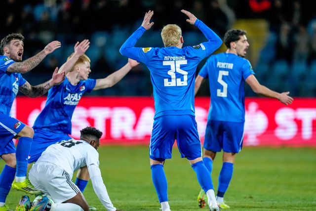 Jogadores do AZ Alkmaar frustrados com a derrota na Arménia frente ao Noah