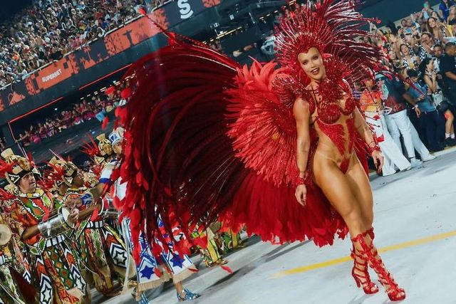 Fotos: namorada de Vinícius Júnior arrasa no carnaval do Rio