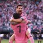 Lionel Messi a abraçar Rodrigo de Paul após marcar pelo Inter Miami