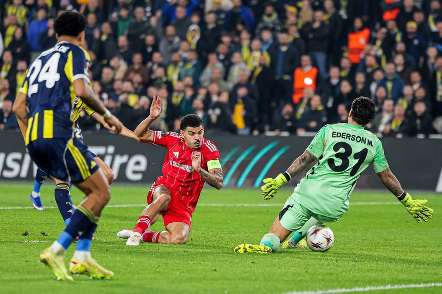 Morgan Gibbs-White marcou o terceiro golo do Nottingham Forest no terreno do Fenerbahçe - FOTO: IMAGO