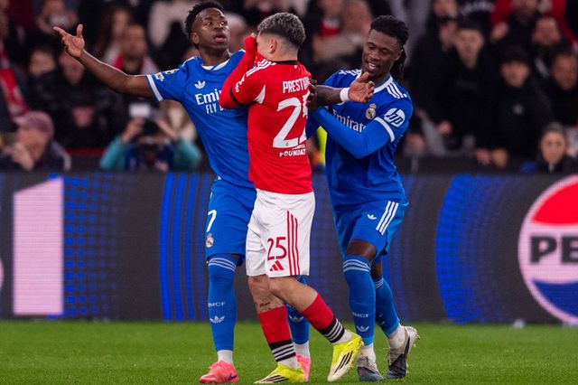 Uma das várias vezes em que Prestianni e Vinícius trocaram palavras durante o Benfica-Real Madrid do Estádio da Luz