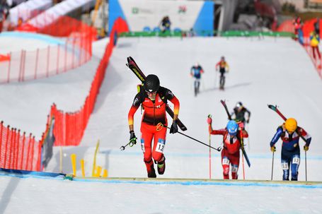 Oriol Cardona Coll na secção intermédia do skimo, a subir escadas