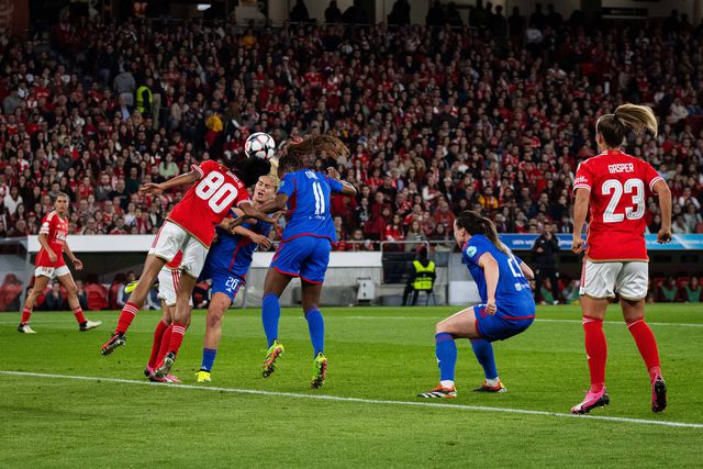 Benfica ainda sonhou, mas Lyon virou na segunda parte e garante vantagem