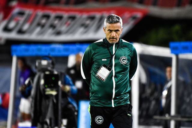 Famalicão: Armando Evangelista bem posicionado para suceder a João Pedro Sousa