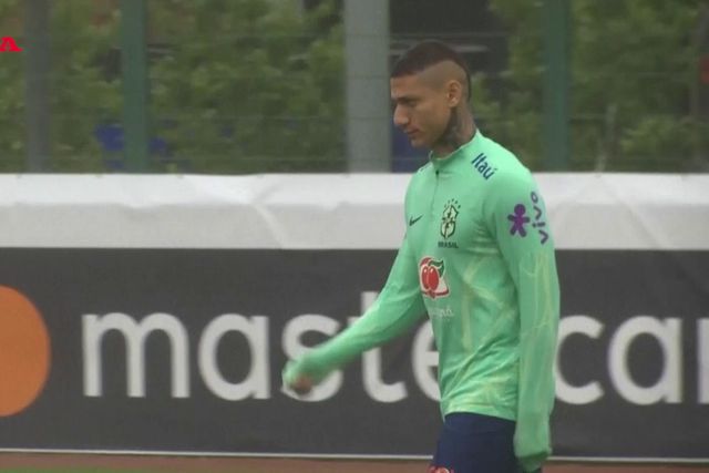Galeno, Wendell e Pepê no treino da seleção brasileira