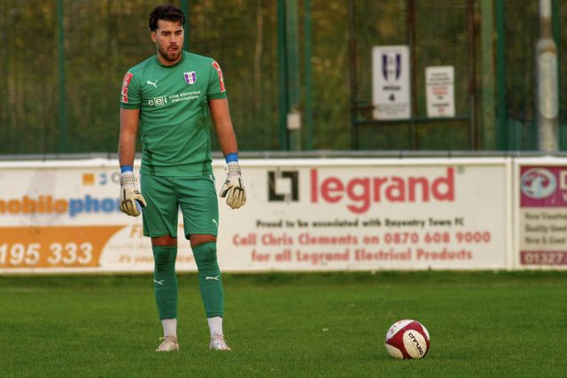 Guarda-redes sofre quatro golos na estreia, agride adepto e é despedido