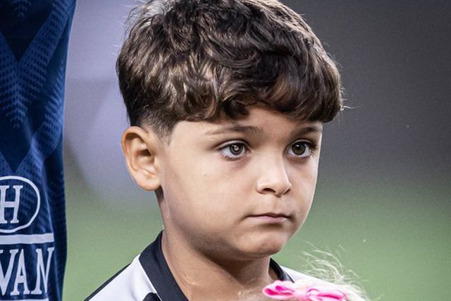 Perde olho para o cancro, coloca símbolo do clube na prótese e conhece ídolos