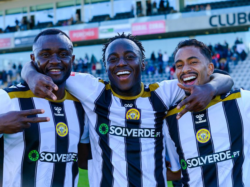 Tagueu (à esquerda) falou aos jornalistas (Nacional)