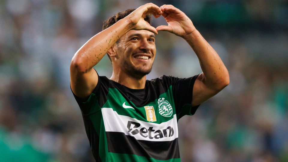 Pedro Gonçalves faz o gesto de um coração após marcar um golo pelo Sporting