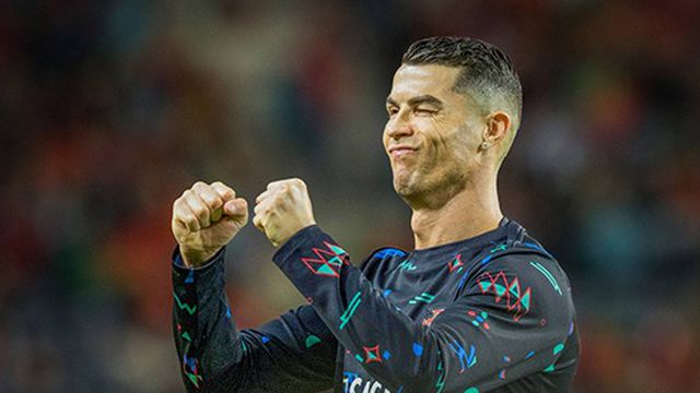 Cristiano Ronaldo, no aquecimento, cerra os punhos em sinal de confiança num bom resultado