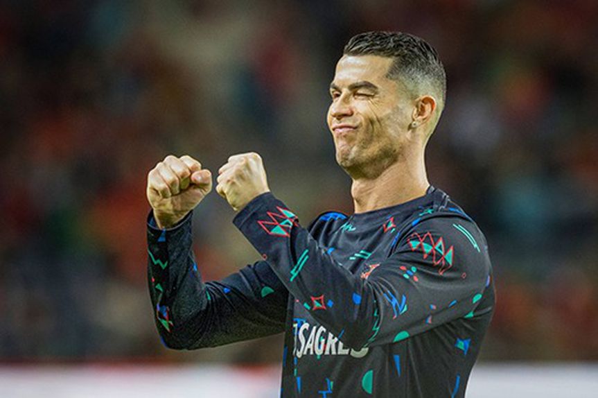 Cristiano Ronaldo, no aquecimento, cerra os punhos em sinal de confiança num bom resultado