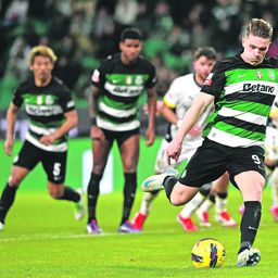Viktor Gyokeres, avançado sueco de 26 anos, corre para a bola na marcação de um penálti. O ponta de lança não perdoou e fez ainda duas assistências nesse jogo