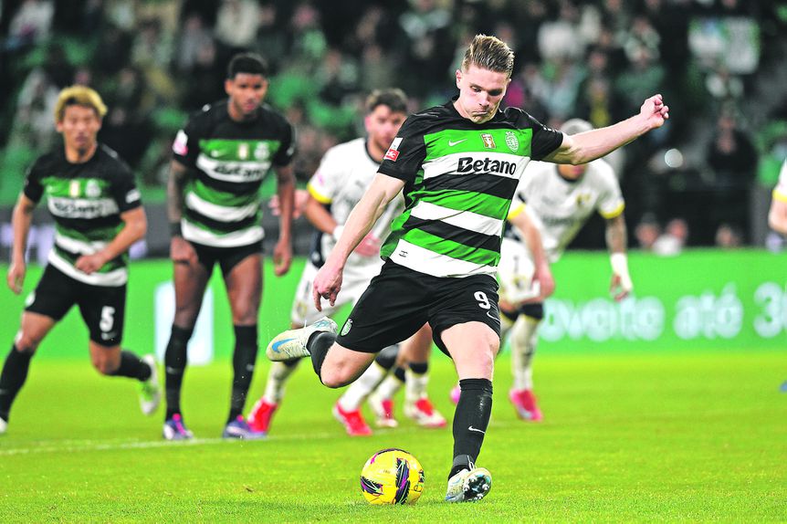 Viktor Gyokeres, avançado sueco de 26 anos, corre para a bola na marcação de um penálti. O ponta de lança não perdoou e fez ainda duas assistências nesse jogo