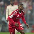 Renato Sanches, médio do Benfica, em pose enérgica durante um jogo