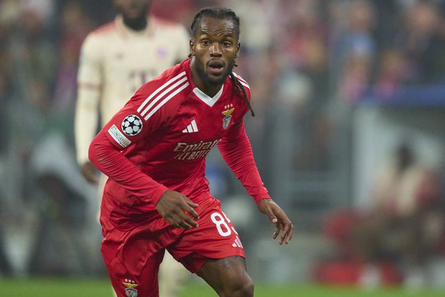 Renato Sanches, médio do Benfica, em pose enérgica durante um jogo