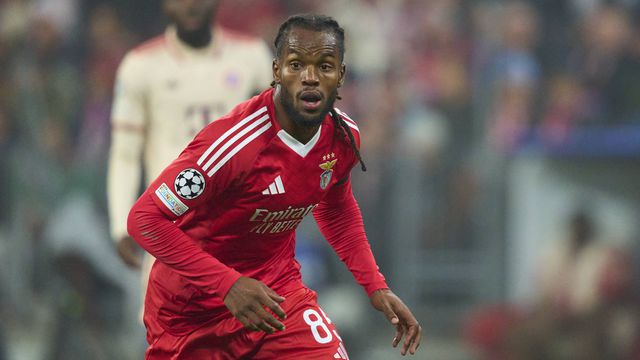 Renato Sanches, médio do Benfica, em pose enérgica durante um jogo