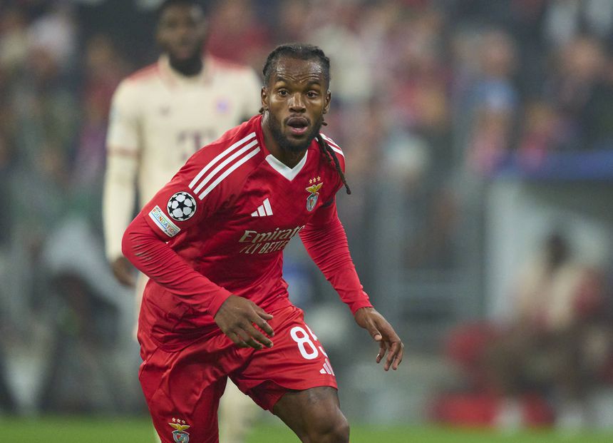 Renato Sanches, médio do Benfica, em pose enérgica durante um jogo