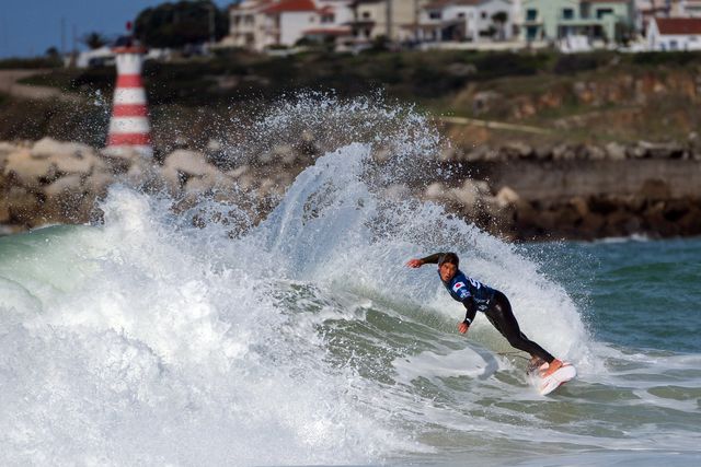O surfista japonês Kanoa Igarashi na praia de Super Tubos, em Peniche (EPA/CARLOS BARROSO)