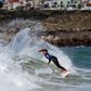 O surfista japonês Kanoa Igarashi na praia de Super Tubos, em Peniche (EPA/CARLOS BARROSO)