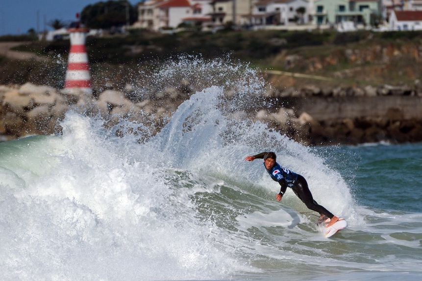 O surfista japonês Kanoa Igarashi na praia de Super Tubos, em Peniche (EPA/CARLOS BARROSO)
