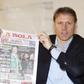 Marco van Basten com A BOLA na qual fez manchete
