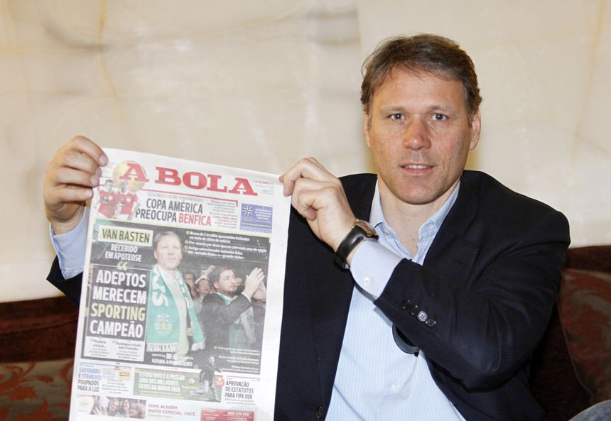 Marco van Basten com A BOLA na qual fez manchete