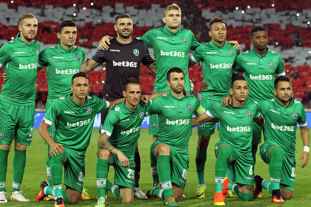 Stoyanov, guarda-redes, ao serviço do Ludogorets. Keseru está à sua direita (à esquerda na imagem) FOTO: IMAGO
