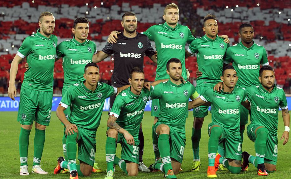 Stoyanov, guarda-redes, ao serviço do Ludogorets. Keseru está à sua direita (à esquerda na imagem) FOTO: IMAGO