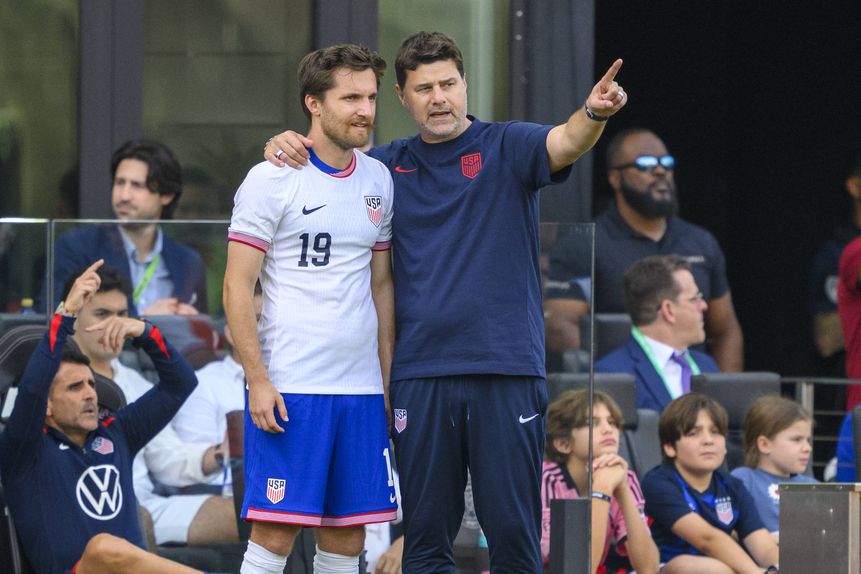 Mauricio Pochettino a dar indicações a um jogador seu nos EUA