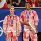 A canadiana Gabriela Dabrowski e o compatriota Felix Auger-Aliassime após a conquista do bronze olímpico em pares mistos, no torneio de ténis (foto: IMAGO)
