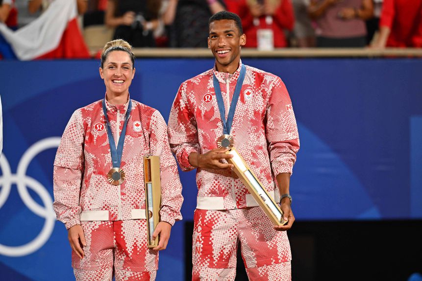 A canadiana Gabriela Dabrowski e o compatriota Felix Auger-Aliassime após a conquista do bronze olímpico em pares mistos, no torneio de ténis (foto: IMAGO)