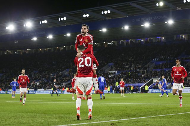 Bruno Fernandes a celebrar o seu golo no terreno do Leicester com Diogo Dalot