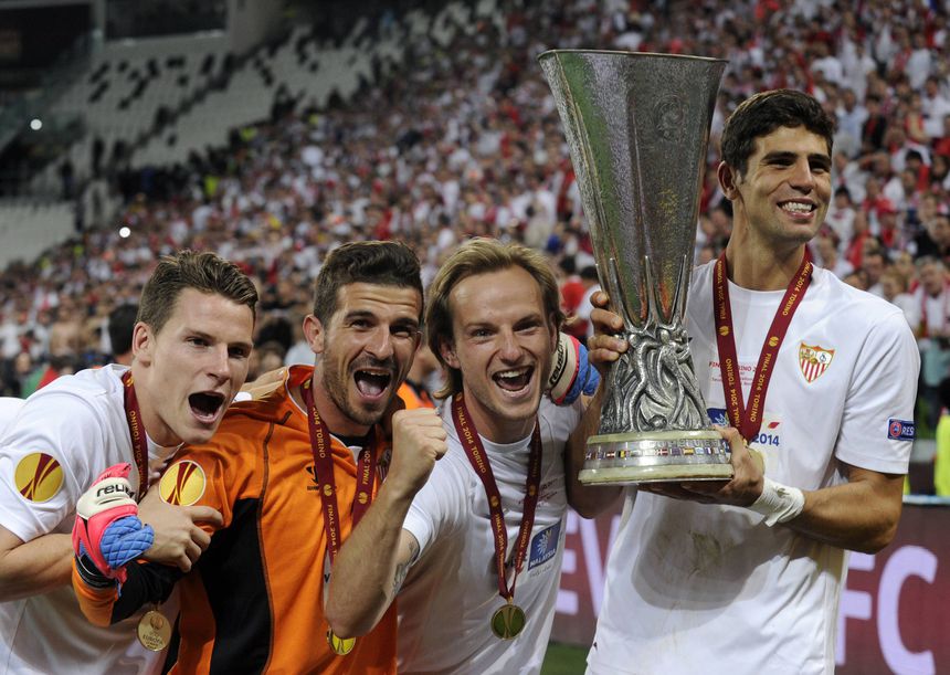 Jogadores do Sevilha a celebrarem a conquista da UEFA Europa League contra o Benfica, em Turim