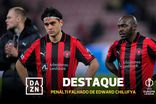 Que desastre! Tem o penálti decisivo nos pés, escorrega e Midtjylland é eliminado