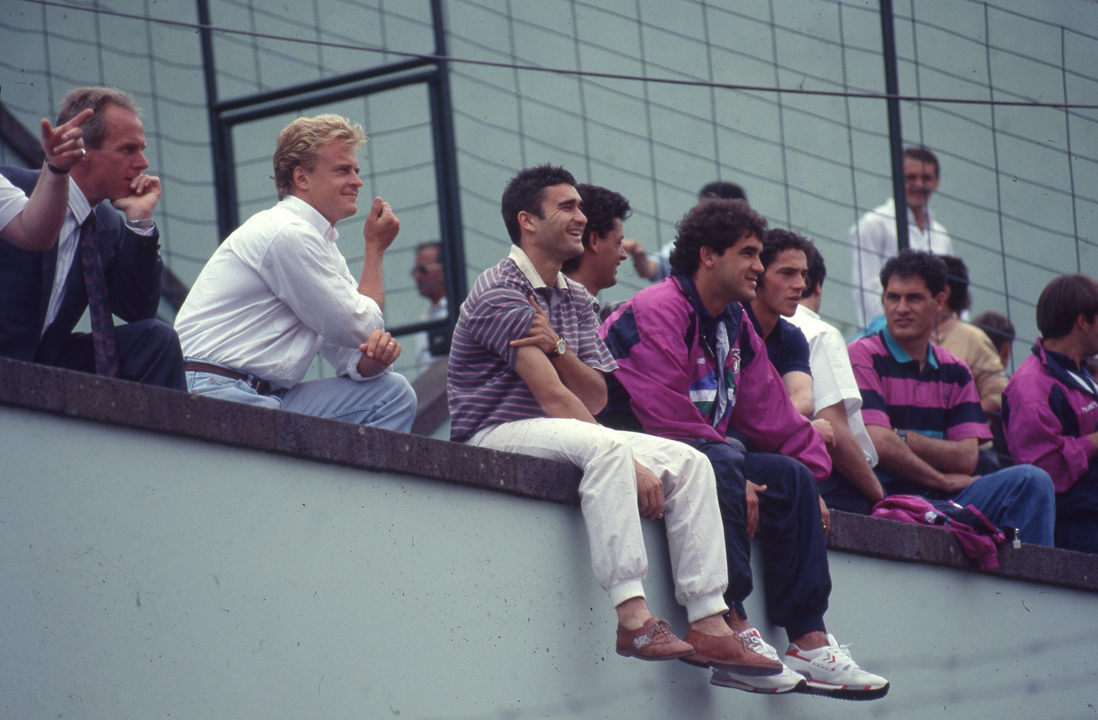 Sven Goran Eriksson, Jonas Thern, António Pacheco, Ricardo Gomes, Paulo Sousa e Silvino Louro antes de um Marítimo-Benfica, no Funchal, em 1991 — Foto A BOLA