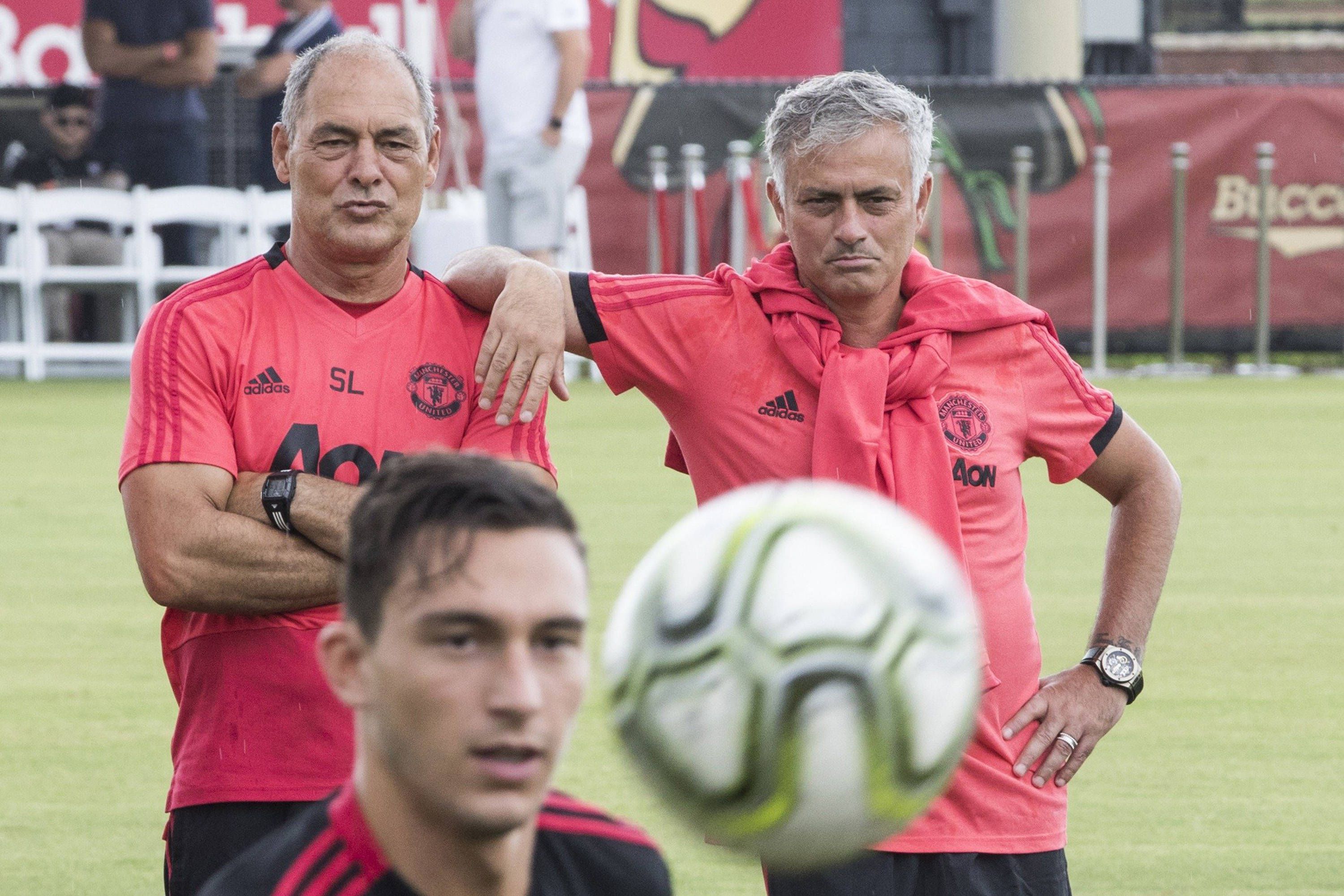 José Mourinho, treinador do Manchester United, ao lado de Silvino, seu adjunto