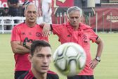 José Mourinho, treinador do Manchester United, ao lado de Silvino, seu adjunto