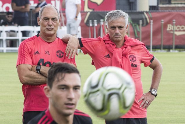 José Mourinho, treinador do Manchester United, ao lado de Silvino, seu adjunto