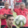 José Mourinho, treinador do Manchester United, ao lado de Silvino, seu adjunto