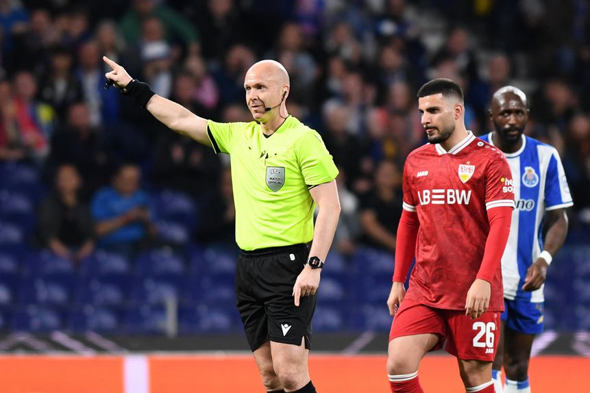 O árbitro Anthony Taylor no FC Porto-Estugarda (Foto: Rogério Ferreira/Kapta+)