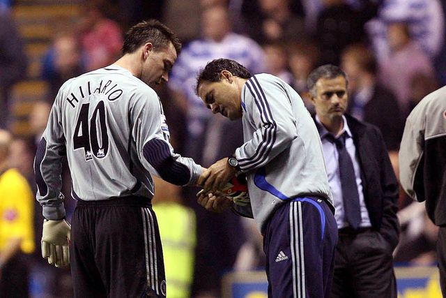 Silvino a ajudar John Terry a meter as luvas de guarda-redes, após a expulsão de Hilário, no Chelsea, de Mourinho