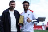 João Paulo (à esquerda) entregou o prémio do Sindicato dos Jogadores a Gustavo Varela, do Gil Vicente - Foto: Sindicato dos Jogadores