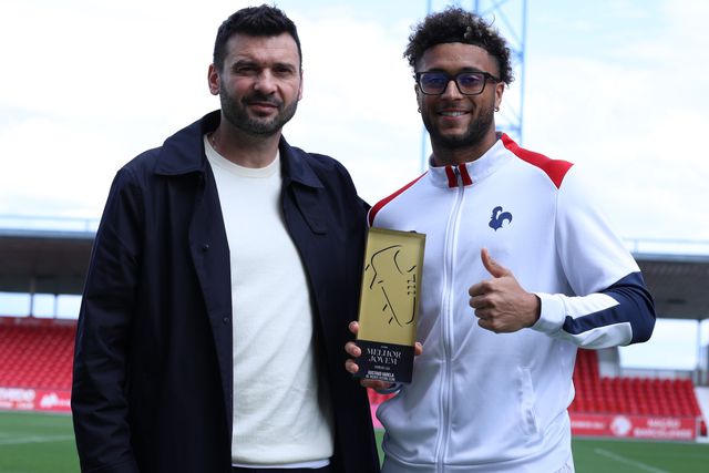 João Paulo (à esquerda) entregou o prémio do Sindicato dos Jogadores a Gustavo Varela, do Gil Vicente - Foto: Sindicato dos Jogadores