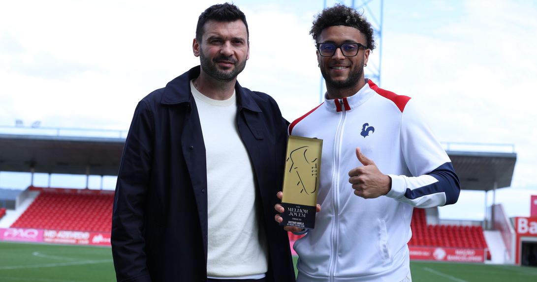 João Paulo (à esquerda) entregou o prémio do Sindicato dos Jogadores a Gustavo Varela, do Gil Vicente - Foto: Sindicato dos Jogadores