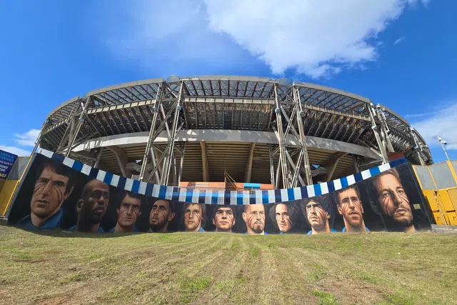 O novo mural à porta da casa do Estádio Diego Armando Maradona, com o recinto por trás