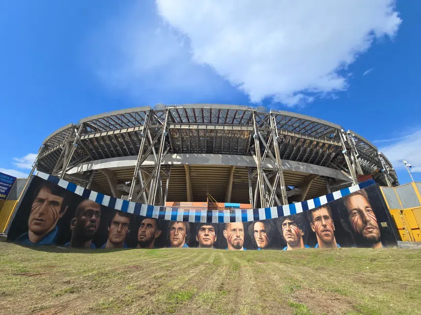 O novo mural à porta da casa do Estádio Diego Armando Maradona, com o recinto por trás