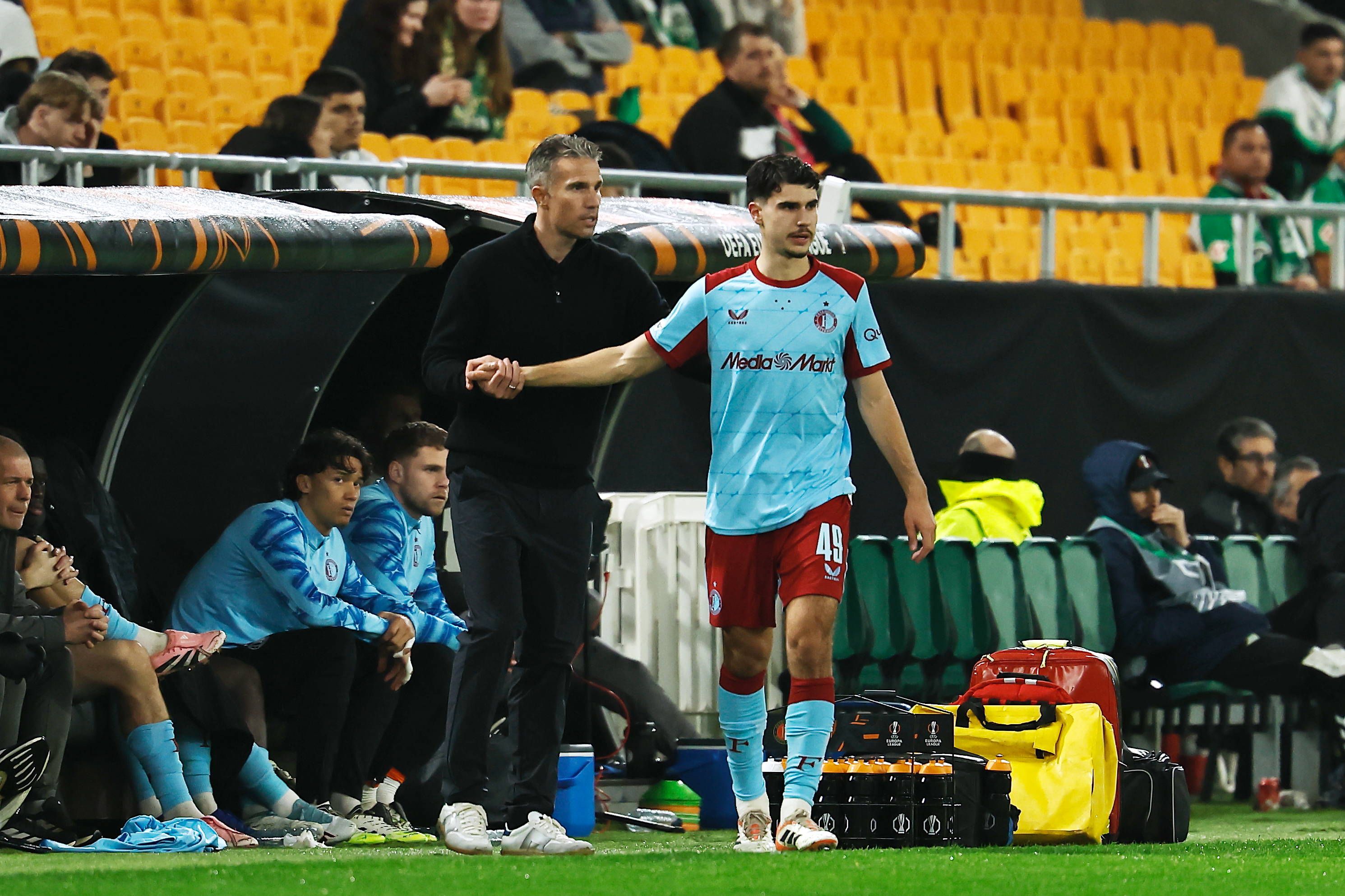 Robin van Persie treina o filho, Shaqueel, no Feyenoord